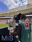 17.05.2025, Fussball 1. Bundesliga 2024/2025, 34. Spieltag,  TSG 1899 Hoffenheim - FC Bayern Mnchen, In der Pre-Zero-Arena Sinsheim.  Kameramann am Spielfeldrand 