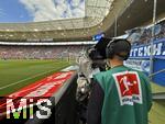 17.05.2025, Fussball 1. Bundesliga 2024/2025, 34. Spieltag,  TSG 1899 Hoffenheim - FC Bayern Mnchen, In der Pre-Zero-Arena Sinsheim.  Kameramann am Spielfeldrand 