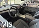 19.05.2025, Memmingen im Allgu, TESLA, Ein Tesla Model Y Facelift, das Lenkrad unnd ein groer Bildschirm mit Touchscreen in der Mitte, ein aufgerumter Innenraum.