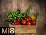 19.05.2025,  Tomaten-Kiste mit Basilikum und Rosmarin-Kruter.