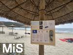 13.06.2024, Beliebtes Reiseziel der Deutschen, die Balearen-Insel Mallorca (Spanien).  Regenwetter am Strand Cala Agulla bei Cala Ratjada,  An einem Sonnenschirm das Schloss fr die Sonnenliegen, die fr 19,50 EUR pro Tag gemietet werden knnen. Per Code wird die Liege freigeschaltet.
