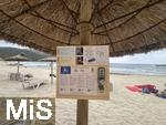 13.06.2024, Beliebtes Reiseziel der Deutschen, die Balearen-Insel Mallorca (Spanien).  Regenwetter am Strand Cala Agulla bei Cala Ratjada,  An einem Sonnenschirm das Schloss fr die Sonnenliegen, die fr 19,50 EUR pro Tag gemietet werden knnen. Per Code wird die Liege freigeschaltet.