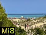 13.06.2024, Beliebtes Reiseziel der Deutschen, die Balearen-Insel Mallorca (Spanien).  Urlauber am Strand Cala Agulla bei Cala Ratjada,     
