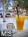 13.06.2024, Beliebtes Reiseziel der Deutschen, die Balearen-Insel Mallorca (Spanien).  Urlauber trinken am Strand Cala Gat bei Cala Ratjada Cortado (Espresso) und Orangensaft an einem Strandcafe.