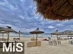 13.06.2024, Beliebtes Reiseziel der Deutschen, die Balearen-Insel Mallorca (Spanien).  Regenwetter am Strand Cala Agulla bei Cala Ratjada,   