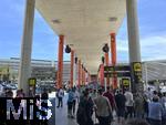 01.06.2024, Beliebtes Reiseziel der Deutschen, Mallorca. Airport Palma de Mallorca PMI, Ausgangsbereich, die Urlauber finden hier ihre Taxis oder Transferbusse.