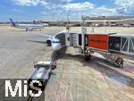17.06.2024, Beliebtes Reiseziel der Deutschen, Mallorca. Airport Palma de Mallorca PMI, Abflug-Terminal mit dem Zugang zum Flugzeug. Fluggastbrcke, Passagierbrcke, Finger oder Rssel (englisch passenger boarding bridge)