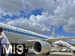 17.06.2024, Beliebtes Reiseziel der Deutschen, Mallorca. Airport Palma de Mallorca PMI, Abflug-Terminal mit dem Flugzeug der Condor Airways. Airbus A320-200 Hans, mit dem Retro-Design-Aufdruck erinnert der Condor-Airbus mit der Kennung D-AICH an die Anfnge des Ferienflugs.