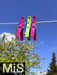 20.05.2025, Bunte Wscheklammern hngen an einer Wscheleine in Mindelheim (Bayern)