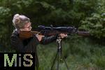21.05.2025, Frauen auf der Jagd, Vivien Last aus Mindelheim in ihrem Revier bei Dirlewang. Immer mehr Frauen lassen sich zu Jgerinnen ausbilden. In den Jagdschulen liegt der weibliche Anteil mittlerweile bei 24 Prozent. (Modelreleased)