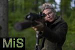 21.05.2025, Frauen auf der Jagd, Vivien Last aus Mindelheim in ihrem Revier bei Dirlewang. Immer mehr Frauen lassen sich zu Jgerinnen ausbilden. In den Jagdschulen liegt der weibliche Anteil mittlerweile bei 24 Prozent. (Modelreleased)