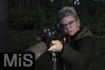 21.05.2025, Frauen auf der Jagd, Vivien Last aus Mindelheim in ihrem Revier bei Dirlewang. Immer mehr Frauen lassen sich zu Jgerinnen ausbilden. In den Jagdschulen liegt der weibliche Anteil mittlerweile bei 24 Prozent. (Modelreleased)