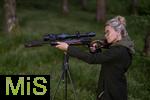 21.05.2025, Frauen auf der Jagd, Vivien Last aus Mindelheim in ihrem Revier bei Dirlewang. Immer mehr Frauen lassen sich zu Jgerinnen ausbilden. In den Jagdschulen liegt der weibliche Anteil mittlerweile bei 24 Prozent. (Modelreleased)