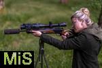 21.05.2025, Frauen auf der Jagd, Vivien Last aus Mindelheim in ihrem Revier bei Dirlewang. Immer mehr Frauen lassen sich zu Jgerinnen ausbilden. In den Jagdschulen liegt der weibliche Anteil mittlerweile bei 24 Prozent. (Modelreleased)