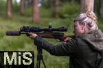 21.05.2025, Frauen auf der Jagd, Vivien Last aus Mindelheim in ihrem Revier bei Dirlewang. Immer mehr Frauen lassen sich zu Jgerinnen ausbilden. In den Jagdschulen liegt der weibliche Anteil mittlerweile bei 24 Prozent. (Modelreleased)