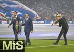 31.05.2025,  Fussball UEFA Championsleague Finale 2025:  Paris St. Germain - Inter Mailand, in der Allianz-Arena Mnchen.   Javier Pastore und Javier Zanetti (Italien) tragen die Trophe ins Stadion wahrend David Garret aufspielt
     

