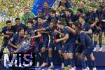 31.05.2025,  Fussball UEFA Championsleague Finale 2025:  Paris St. Germain - Inter Mailand, in der Allianz-Arena Mnchen.   Siegerehrung des Championsleague-Siegers Paris St. Germaine, Marquinhos (FC Paris Saint-Germain) bringt den Pokal zu der feiernden Mannschaft.


