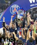 31.05.2025,  Fussball UEFA Championsleague Finale 2025:  Paris St. Germain - Inter Mailand, in der Allianz-Arena Mnchen. Siegerehrung des Championsleague-Siegers Paris St. Germaine, Ousmane Dembele (FC Paris Saint-Germain) reckt den Pokal in die Hhe inmitten der feiernden Mannschaft. li: Funktionr Luis Campos (li, Paris St. Germain) 