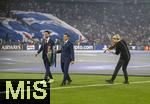 31.05.2025,  Fussball UEFA Championsleague Finale 2025:  Paris St. Germain - Inter Mailand, in der Allianz-Arena Mnchen. Erffnungs-Show mit dem Stargeiger David Garrett (re, Deutschland) auf dem Spielfeld. v.l. Javier Pastore (Botschafter Paris Saint-Germain) und Javier Zanetti (Botschafter Inter Mailand) bringen den Pokal aufs Spielfeld.
