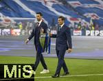 31.05.2025,  Fussball UEFA Championsleague Finale 2025:  Paris St. Germain - Inter Mailand, in der Allianz-Arena Mnchen. Erffnungs-Show, v.l. Javier Pastore (Botschafter Paris Saint-Germain) und Javier Zanetti (Botschafter Inter Mailand) bringen den Pokal aufs Spielfeld.
