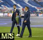 31.05.2025,  Fussball UEFA Championsleague Finale 2025:  Paris St. Germain - Inter Mailand, in der Allianz-Arena Mnchen. Erffnungs-Show, v.l. Javier Pastore (Botschafter Paris Saint-Germain) und Javier Zanetti (Botschafter Inter Mailand) bringen den Pokal aufs Spielfeld.
