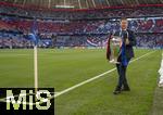 31.05.2025,  Fussball UEFA Championsleague Finale 2025:  Paris St. Germain - Inter Mailand, in der Allianz-Arena Mnchen. Der Championsleague-Pokal wird ins Stadion gebracht. Geschmckt mit Bndern in den Vereinsfarben der beiden Final-Teams. 