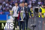 31.05.2025,  Fussball UEFA Championsleague Finale 2025:  Paris St. Germain - Inter Mailand, in der Allianz-Arena Mnchen. Der Championsleague-Pokal wird ins Stadion gebracht. Geschmckt mit Bndern in den Vereinsfarben der beiden Final-Teams. 