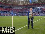 31.05.2025,  Fussball UEFA Championsleague Finale 2025:  Paris St. Germain - Inter Mailand, in der Allianz-Arena Mnchen. Der Championsleague-Pokal wird ins Stadion gebracht. Geschmckt mit Bndern in den Vereinsfarben der beiden Final-Teams. 