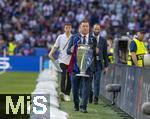 31.05.2025,  Fussball UEFA Championsleague Finale 2025:  Paris St. Germain - Inter Mailand, in der Allianz-Arena Mnchen. Der Championsleague-Pokal wird ins Stadion gebracht. Geschmckt mit Bndern in den Vereinsfarben der beiden Final-Teams. 