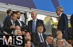 31.05.2025,  Fussball UEFA Championsleague Finale 2025:  Paris St. Germain - Inter Mailand, in der Allianz-Arena Mnchen.  v.liL: UEFA Prsident Aleksander Ceferin, Gianni Infantino (FIFA-Prsident), Ex-IOC-Prsident Thomas Bach im Gesprch. unten: Bayerischer Ministerprsident Markus Sder (CDU, Deutschland), 