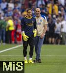31.05.2025,  Fussball UEFA Championsleague Finale 2025:  Paris St. Germain - Inter Mailand, in der Allianz-Arena Mnchen.  Torwart Yann Sommer (Inter Mailand) wrmt sich auf. re: Mario Cecchi (Technik-Trainer)