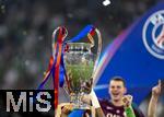 31.05.2025,  Fussball UEFA Championsleague Finale 2025:  Paris St. Germain - Inter Mailand, in der Allianz-Arena Mnchen. Siegerehrung des Championsleague-Siegers Paris St. Germain,  Spieler stemmen den Pokal hoch. 