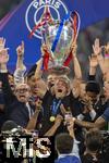 31.05.2025,  Fussball UEFA Championsleague Finale 2025:  Paris St. Germain - Inter Mailand, in der Allianz-Arena Mnchen. Siegerehrung des Championsleague-Siegers Paris St. Trainer Luis Enrique (FC Paris Saint-Germain) reckt den Pokal in die Hhe. 