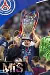 31.05.2025,  Fussball UEFA Championsleague Finale 2025:  Paris St. Germain - Inter Mailand, in der Allianz-Arena Mnchen. Siegerehrung des Championsleague-Siegers Paris St. Germain,  Vitinha (FC Paris Saint-Germain) stemmt den Pokal in die Hhe. 