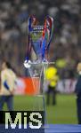 31.05.2025,  Fussball UEFA Championsleague Finale 2025:  Paris St. Germain - Inter Mailand, in der Allianz-Arena Mnchen. Siegerehrung des Championsleague-Siegers Paris St. Germain, Pokal mit den Bndern in Vereinsfarben von Paris, Rot Blau.