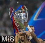 31.05.2025,  Fussball UEFA Championsleague Finale 2025:  Paris St. Germain - Inter Mailand, in der Allianz-Arena Mnchen. Siegerehrung des Championsleague-Siegers Paris St. Germain,  Spieler stemmen den Pokal hoch. 