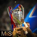 31.05.2025,  Fussball UEFA Championsleague Finale 2025:  Paris St. Germain - Inter Mailand, in der Allianz-Arena Mnchen. Siegerehrung des Championsleague-Siegers Paris St. Germain,  Spieler stemmen den Pokal hoch. Eine Hand streichelt den glnzenden Pokal scheinbar zrtlich.