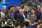 31.05.2025,  Fussball UEFA Championsleague Finale 2025:  Paris St. Germain - Inter Mailand, in der Allianz-Arena Mnchen. Siegerehrung des Championsleague-Siegers Paris St. Germain,  re: Vitinha (FC Paris Saint-Germain) prsentiert den Pokal mit Luis Campos (mitte, Paris St. Germain)