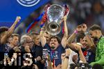 31.05.2025,  Fussball UEFA Championsleague Finale 2025:  Paris St. Germain - Inter Mailand, in der Allianz-Arena Mnchen. Siegerehrung des Championsleague-Siegers Paris St. Germain,  Vitinha (FC Paris Saint-Germain) prsentiert den Pokal 