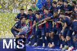 31.05.2025,  Fussball UEFA Championsleague Finale 2025:  Paris St. Germain - Inter Mailand, in der Allianz-Arena Mnchen. Siegerehrung des Championsleague-Siegers Paris St. Germain, Marquinhos (FC Paris Saint-Germain) mit dem Pokal bei dem Team.