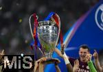 31.05.2025,  Fussball UEFA Championsleague Finale 2025:  Paris St. Germain - Inter Mailand, in der Allianz-Arena Mnchen. Siegerehrung des Championsleague-Siegers Paris St. Germain,  Spieler stemmen den Pokal hoch.