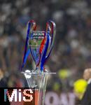 31.05.2025,  Fussball UEFA Championsleague Finale 2025:  Paris St. Germain - Inter Mailand, in der Allianz-Arena Mnchen. Siegerehrung des Championsleague-Siegers Paris St. Germain, Pokal mit den Bndern in Vereinsfarben von Paris, Rot Blau.