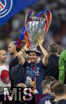 31.05.2025,  Fussball UEFA Championsleague Finale 2025:  Paris St. Germain - Inter Mailand, in der Allianz-Arena Mnchen. Siegerehrung des Championsleague-Siegers Paris St. Germain,  Vitinha (FC Paris Saint-Germain) hat den Pokal auf seinem Kopf.