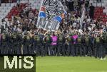 31.05.2025,  Fussball UEFA Championsleague Finale 2025:  Paris St. Germain - Inter Mailand, in der Allianz-Arena Mnchen.  Nach der Siegerehrung strmen Tausende Pariser Fans das Stadion und mssen von einer Sondereinheit der Polizei Mnchen zurck gedrngt werden. 