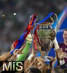 31.05.2025,  Fussball UEFA Championsleague Finale 2025:  Paris St. Germain - Inter Mailand, in der Allianz-Arena Mnchen. Siegerehrung des Championsleague-Siegers Paris St. Germain,  Spieler stemmen den Pokal hoch.
