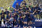31.05.2025,  Fussball UEFA Championsleague Finale 2025:  Paris St. Germain - Inter Mailand, in der Allianz-Arena Mnchen. Siegerehrung des Championsleague-Siegers Paris St. Germain, Marquinhos (FC Paris Saint-Germain) reckt den Pokal in die Hhe.
