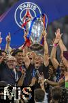 31.05.2025,  Fussball UEFA Championsleague Finale 2025:  Paris St. Germain - Inter Mailand, in der Allianz-Arena Mnchen. Siegerehrung des Championsleague-Siegers Paris St. Trainer Luis Enrique (FC Paris Saint-Germain) reckt den Pokal in die Hhe. 
