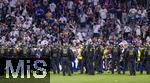31.05.2025,  Fussball UEFA Championsleague Finale 2025:  Paris St. Germain - Inter Mailand, in der Allianz-Arena Mnchen.  Nach der Siegerehrung strmen Tausende Pariser Fans das Stadion und mssen von einer Sondereinheit der Polizei Mnchen zurck gedrngt werden. 