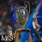 31.05.2025,  Fussball UEFA Championsleague Finale 2025:  Paris St. Germain - Inter Mailand, in der Allianz-Arena Mnchen. Siegerehrung des Championsleague-Siegers Paris St. Germain,  Spieler stemmen den Pokal hoch.