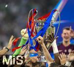 31.05.2025,  Fussball UEFA Championsleague Finale 2025:  Paris St. Germain - Inter Mailand, in der Allianz-Arena Mnchen. Siegerehrung des Championsleague-Siegers Paris St. Germain,  Spieler stemmen den Pokal hoch.